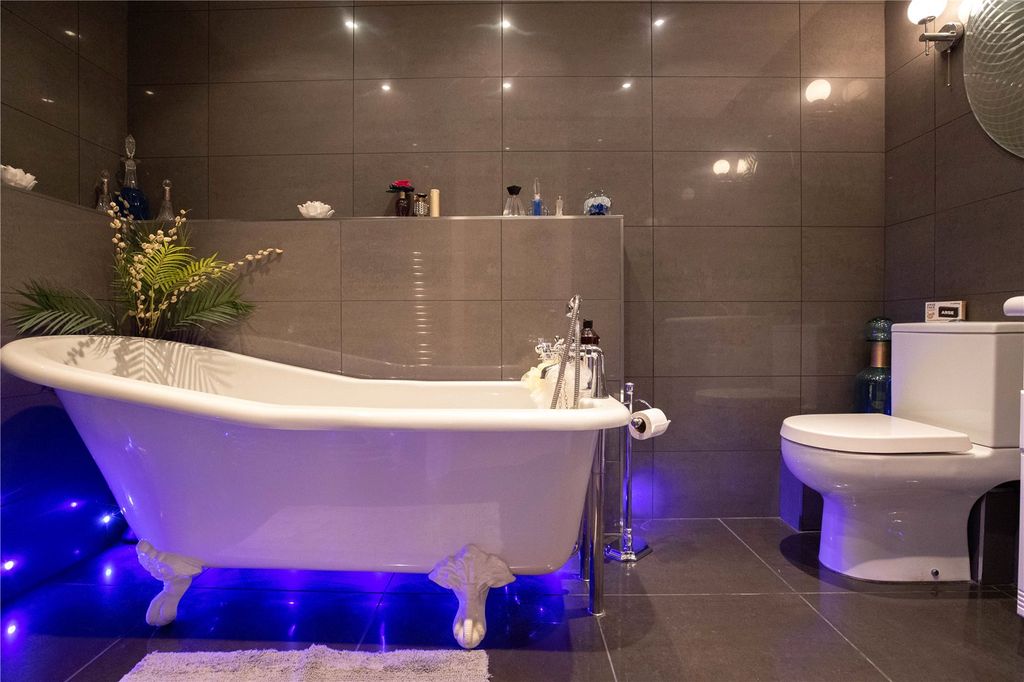 Property photo 2 of 14 Bathroom