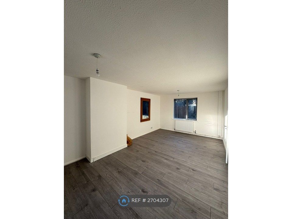 Property photo 1 of 10 Shared Living Room