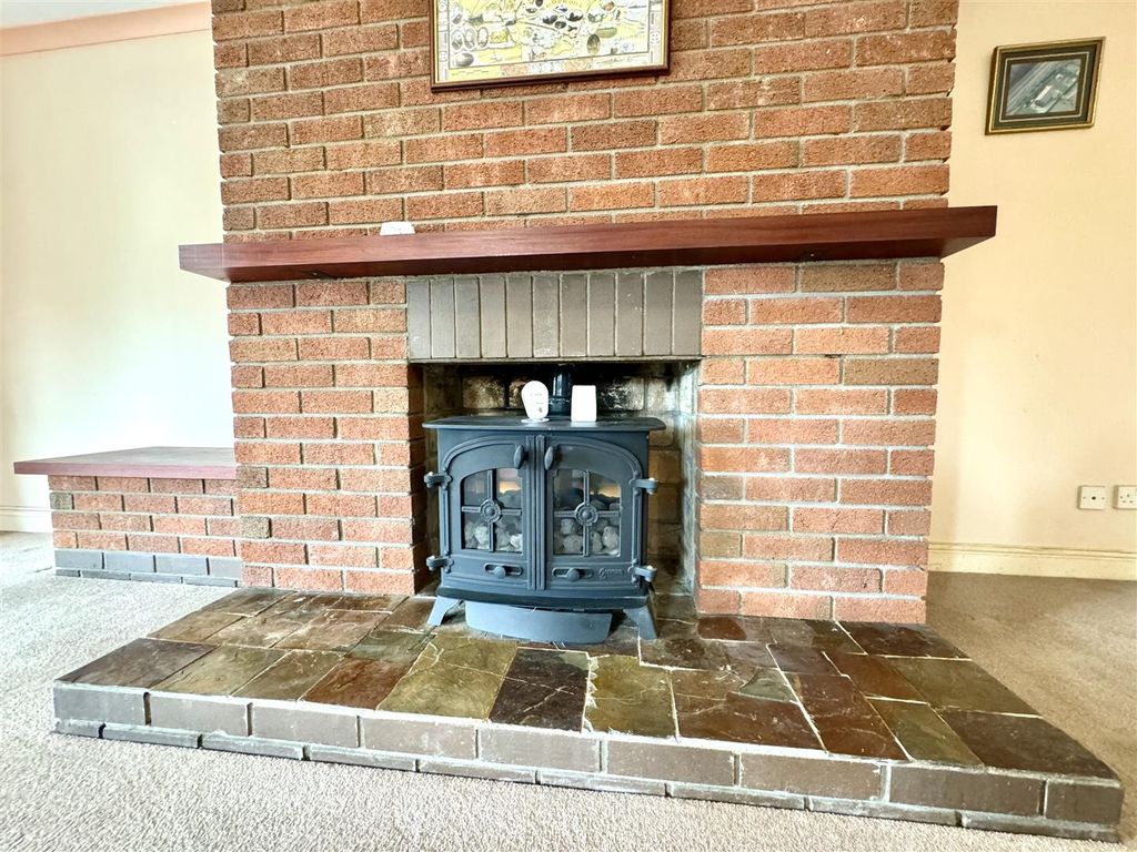 Property photo 3 of 23 Lounge