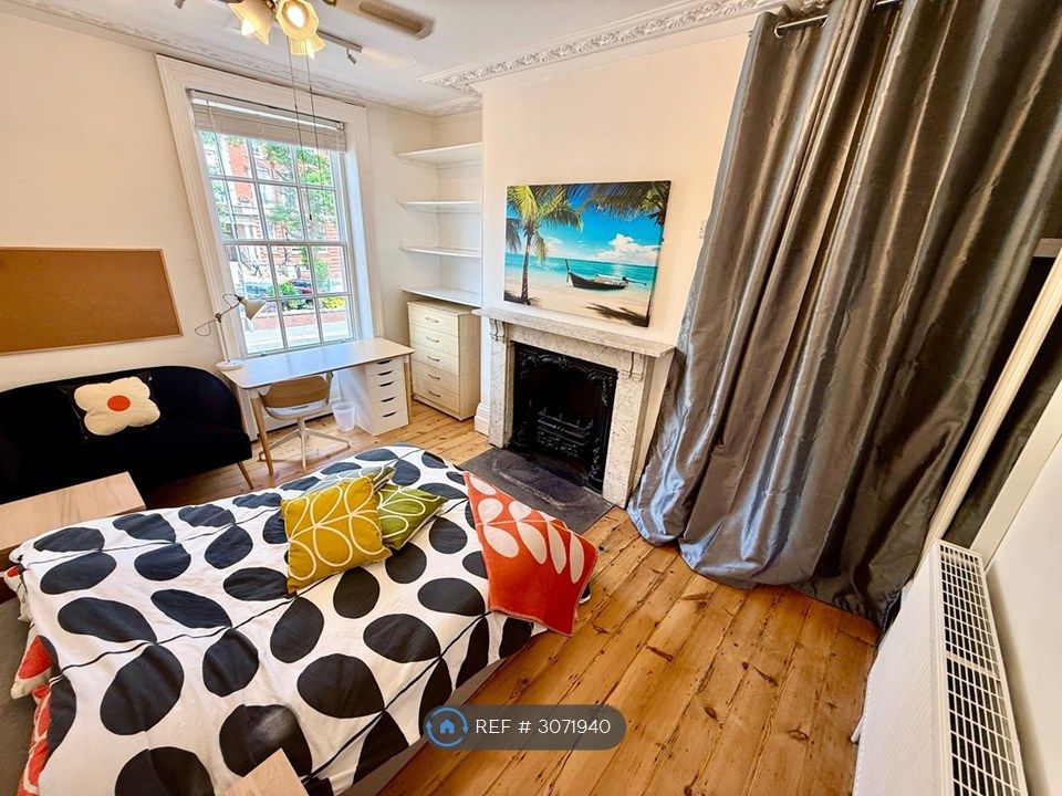 Property photo 1 of 18 Room 2 Gorgeous Room & Pretty Blue Velvet Sofa!