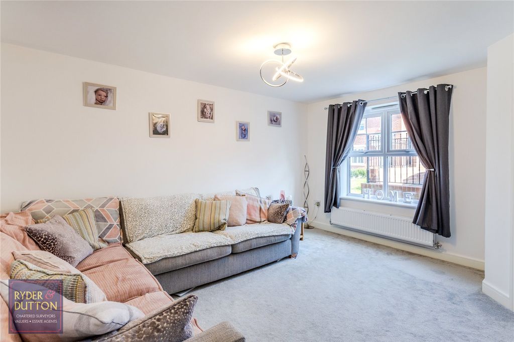 Property photo 2 of 18 Lounge