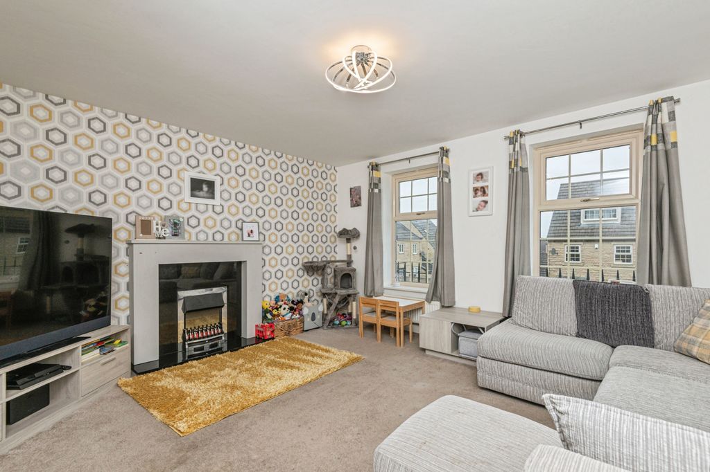 Property photo 3 of 18 Living Room