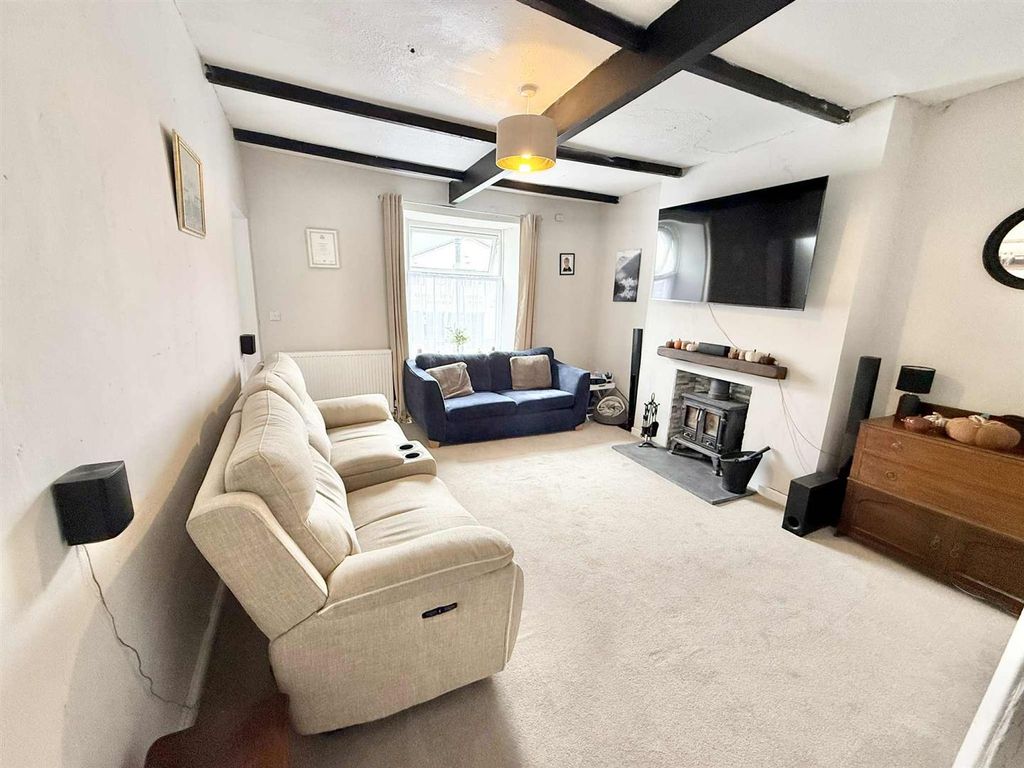 Property photo 3 of 19 Lounge V2