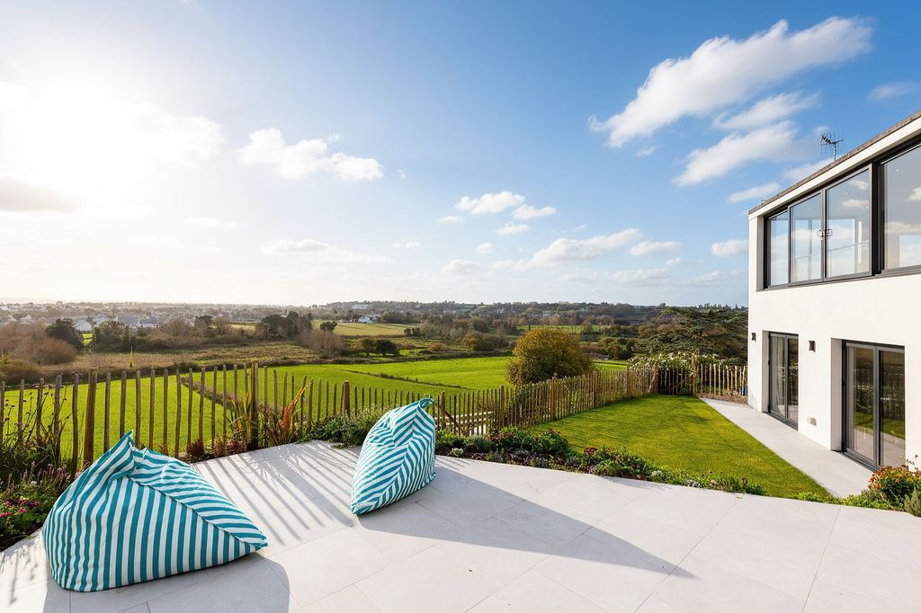 Property photo 2 of 30