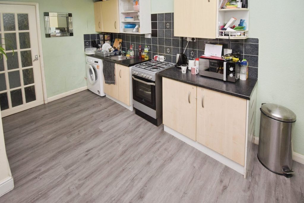 Property photo 2 of 11 Kitchen