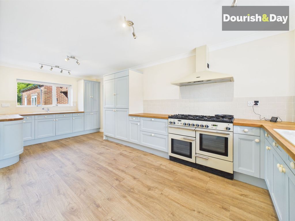Property photo 2 of 19 Kitchen
