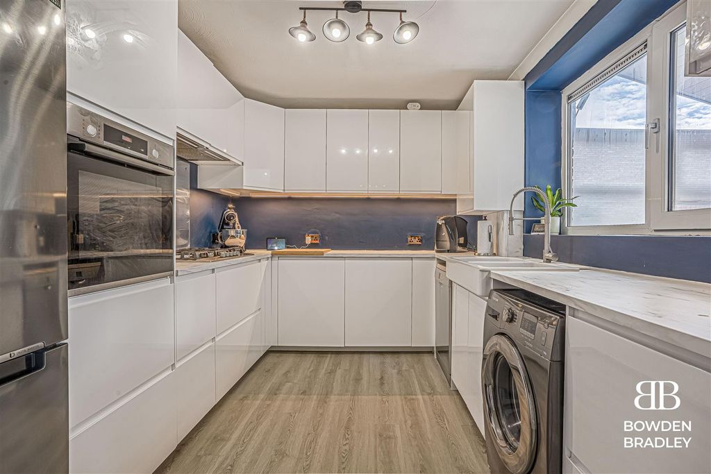 Property photo 2 of 17 Kitchen
