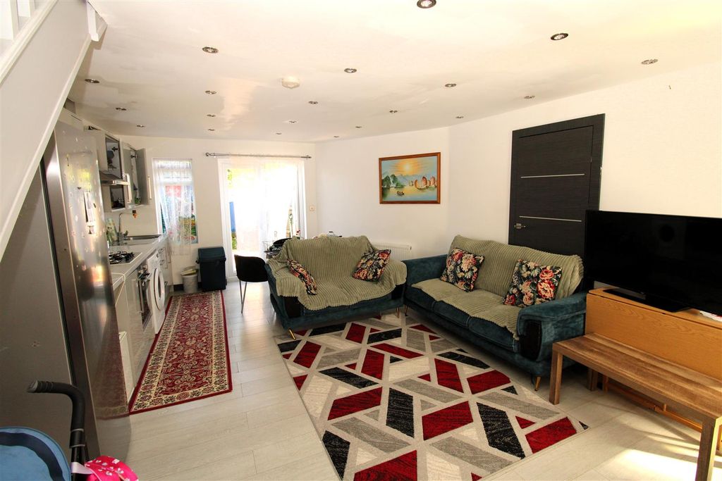 Property photo 3 of 18 Lounge1.Jpg