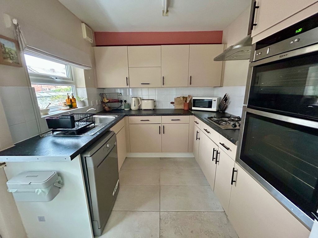 Property photo 3 of 19 Kitchen