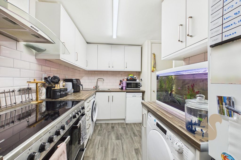 Property photo 3 of 10 Kitchen