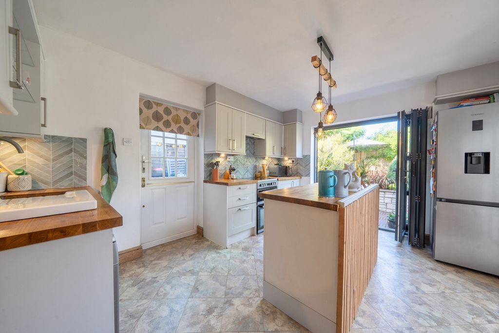 Property photo 3 of 24 1528404-18-6Abf9A...