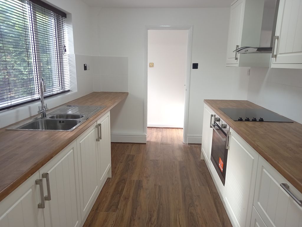 Property photo 3 of 17 Kitchen
