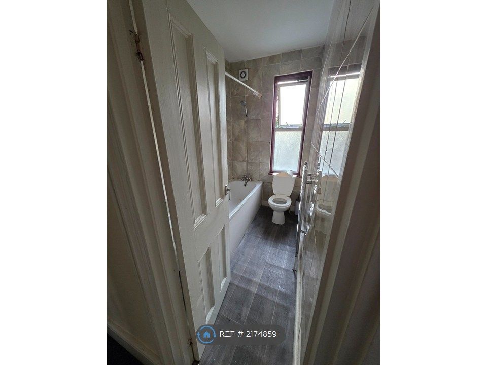 Property photo 2 of 9 Bathroom