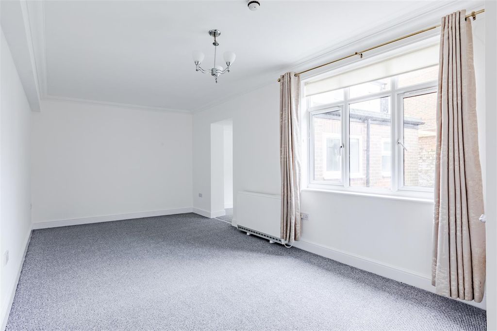 Property photo 3 of 9 Reception