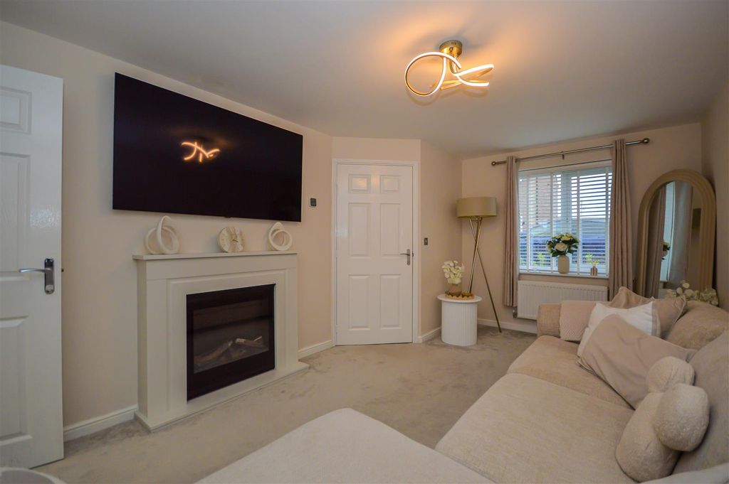 Property photo 3 of 10 Living Room