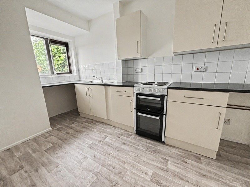 Property photo 3 of 8 Kitchen