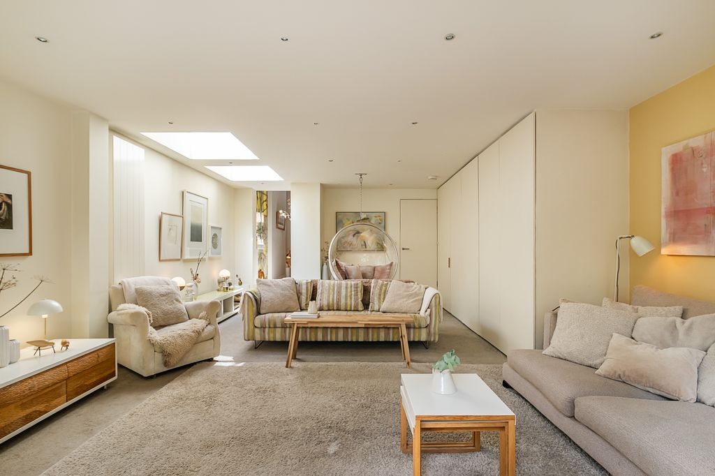 Property photo 2 of 43