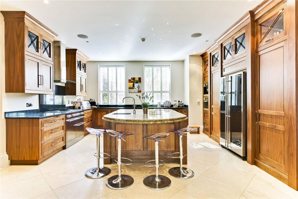 Property photo 3 of 11 Kitchen