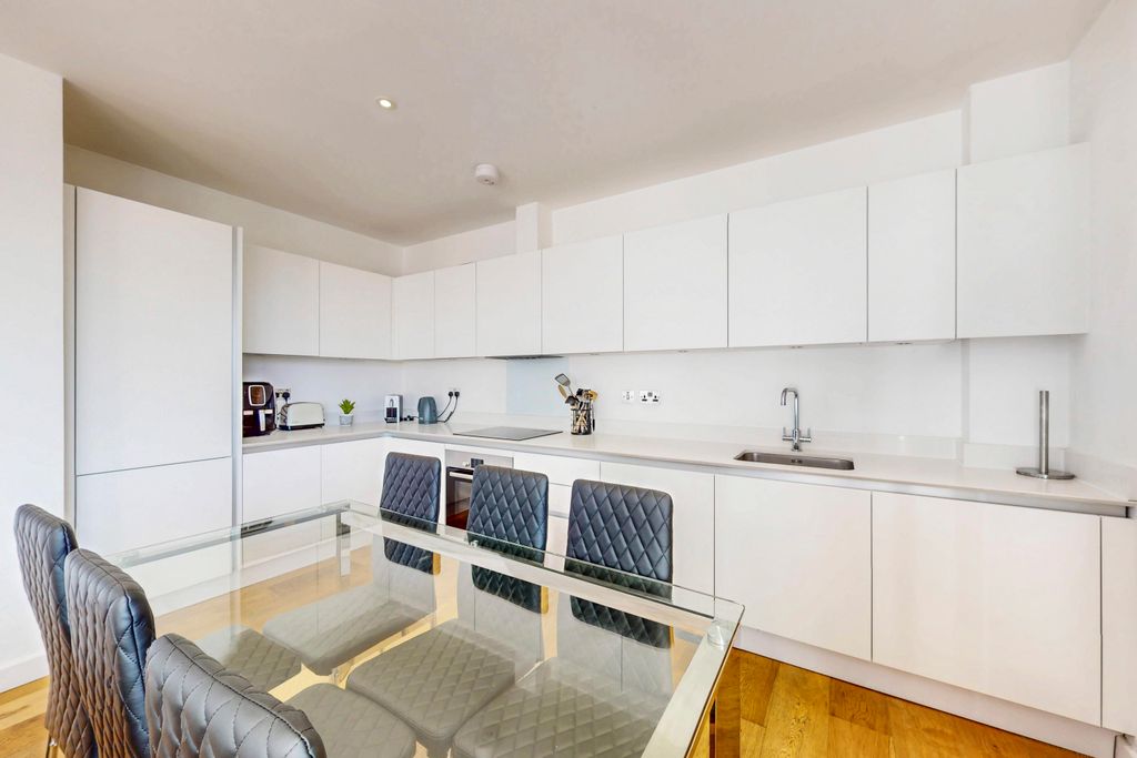 Property photo 3 of 11 Kitchen