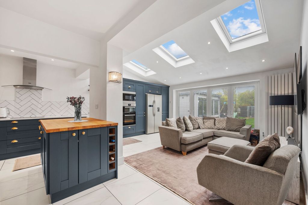 Property photo 2 of 33