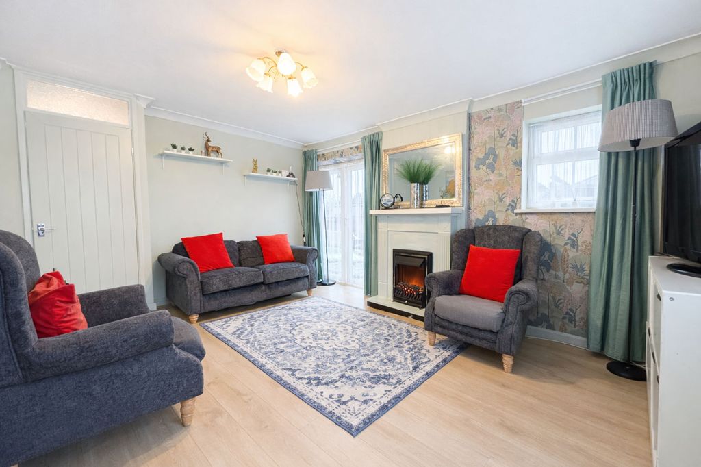 Property photo 3 of 9 Lounge