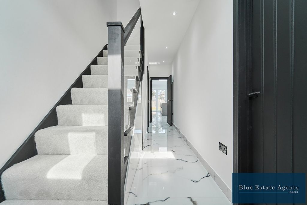 Property photo 3 of 26 Entrance