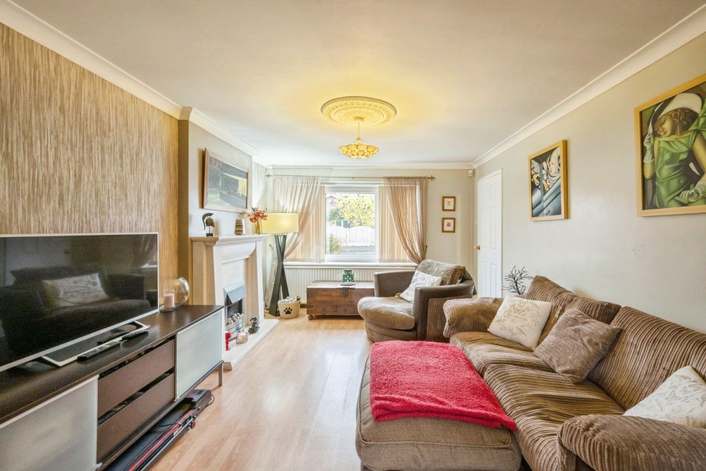 Property photo 3 of 17 Lounge