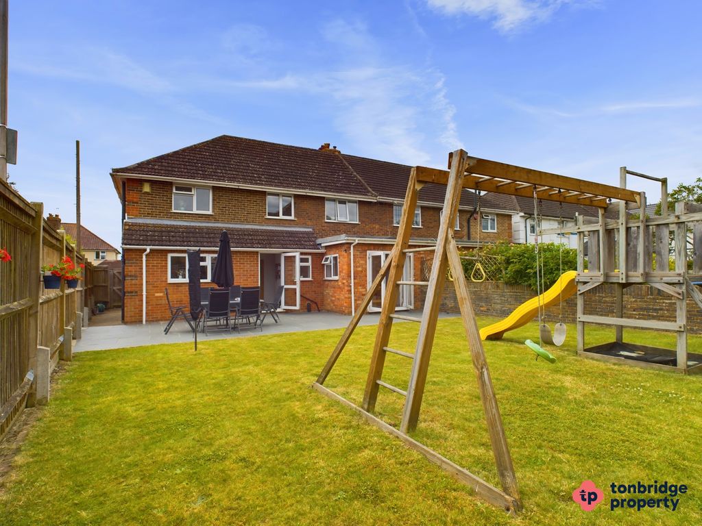 Property photo 1 of 23 Ew Giraffe Garden Branded 044