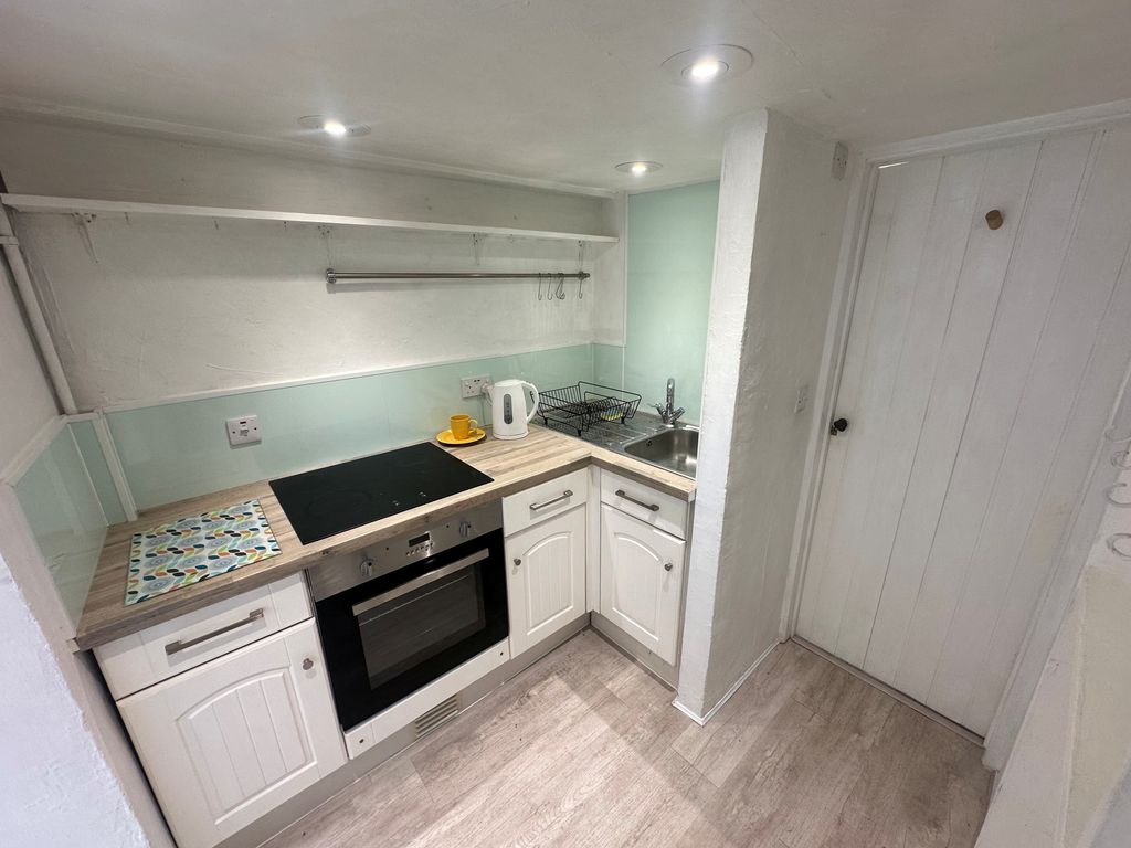 Property photo 3 of 8 Kitchen