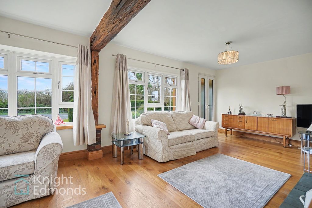 Property photo 3 of 24 Lounge