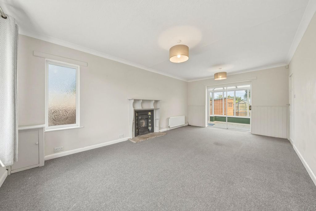 Property photo 3 of 31 Living Room