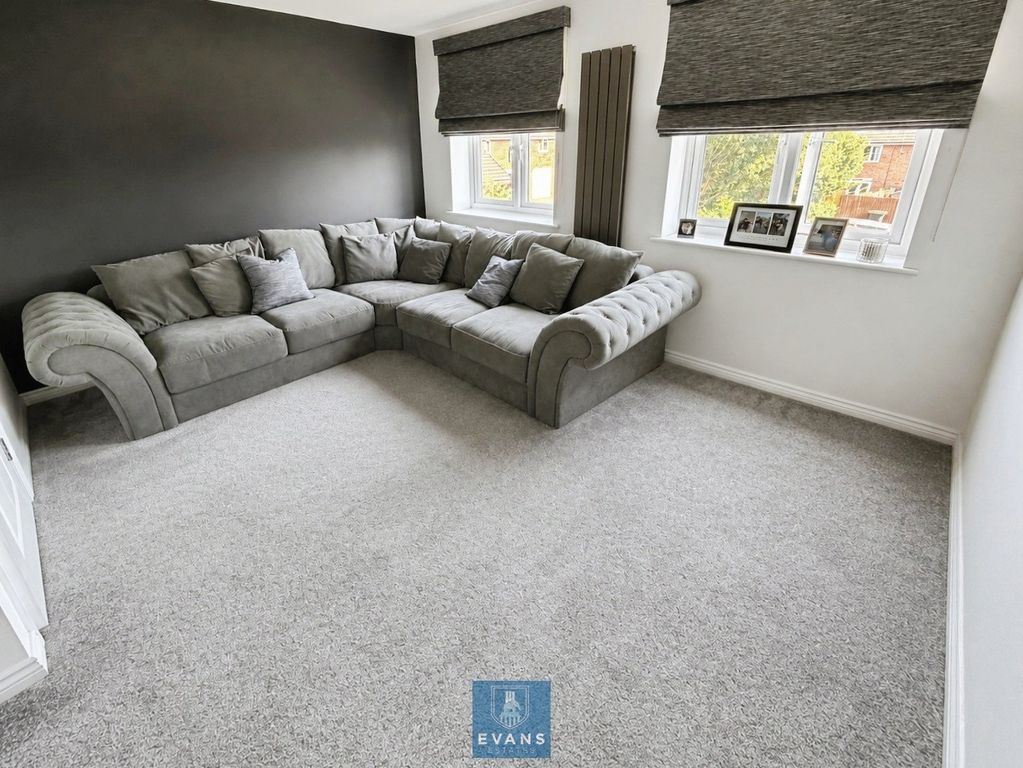 Property photo 3 of 16 Lounge