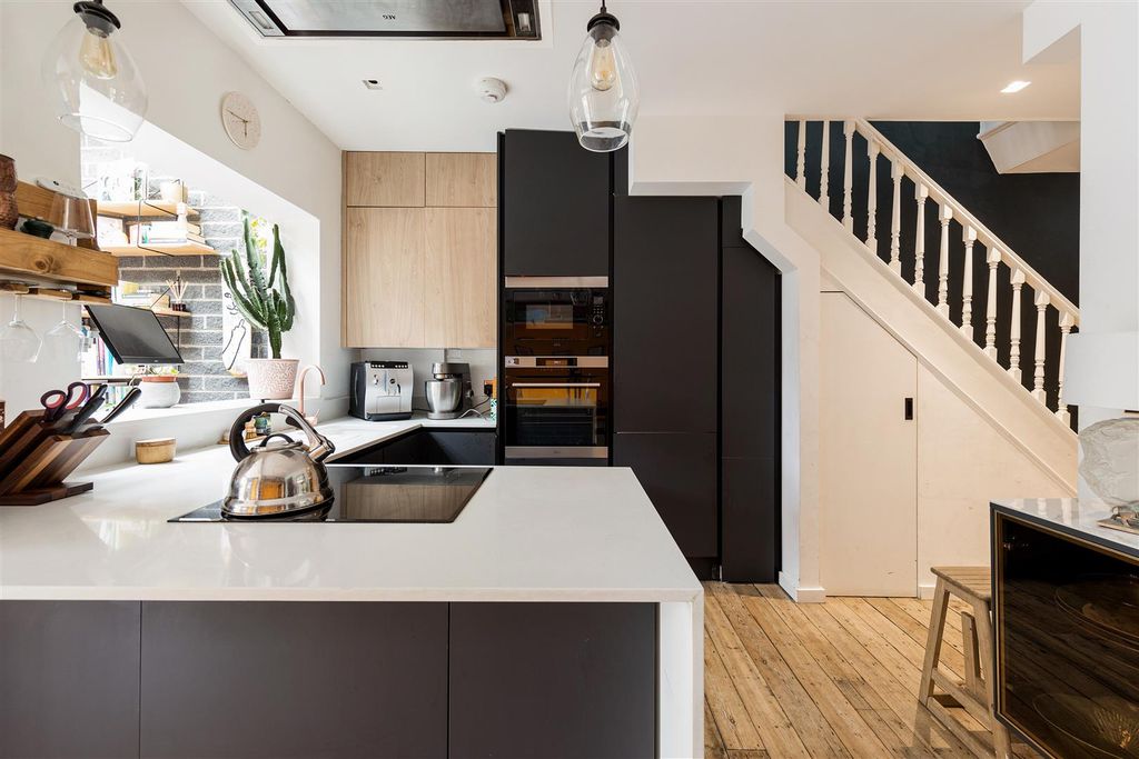Property photo 3 of 37 Hale End Road, E17