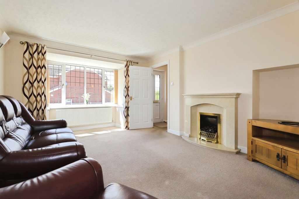 Property photo 2 of 11 Lounge
