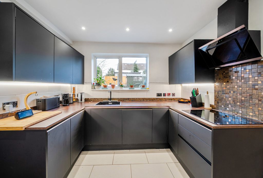 Property photo 3 of 14 1419339-10-69A9Bb...