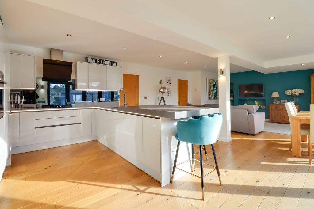 Property photo 2 of 26