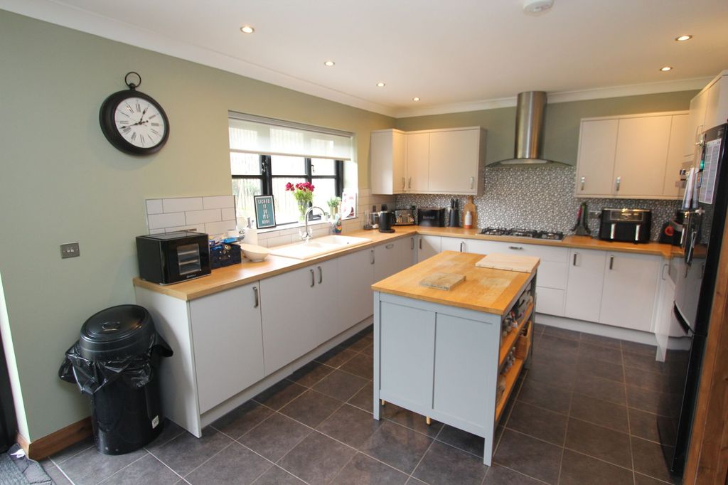 Property photo 2 of 25