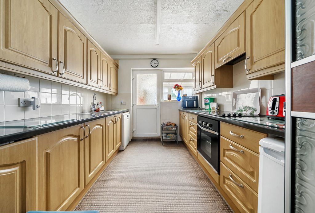 Property photo 3 of 13 1321515-13-688247...