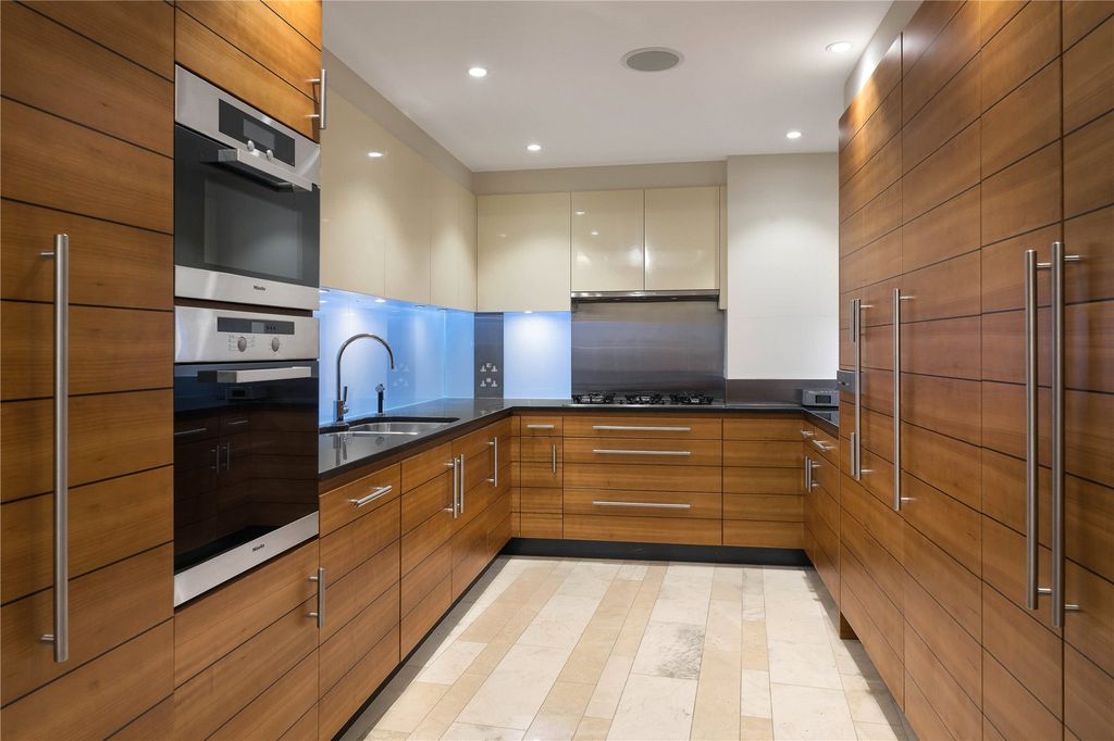 Property photo 2 of 8 Kitchen