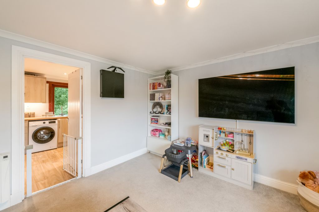2 bed flat for saleQueens Road, Comrie PH6 photo 4