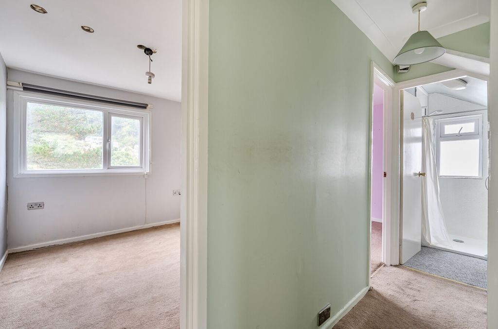 Property photo 3 of 10 Hall