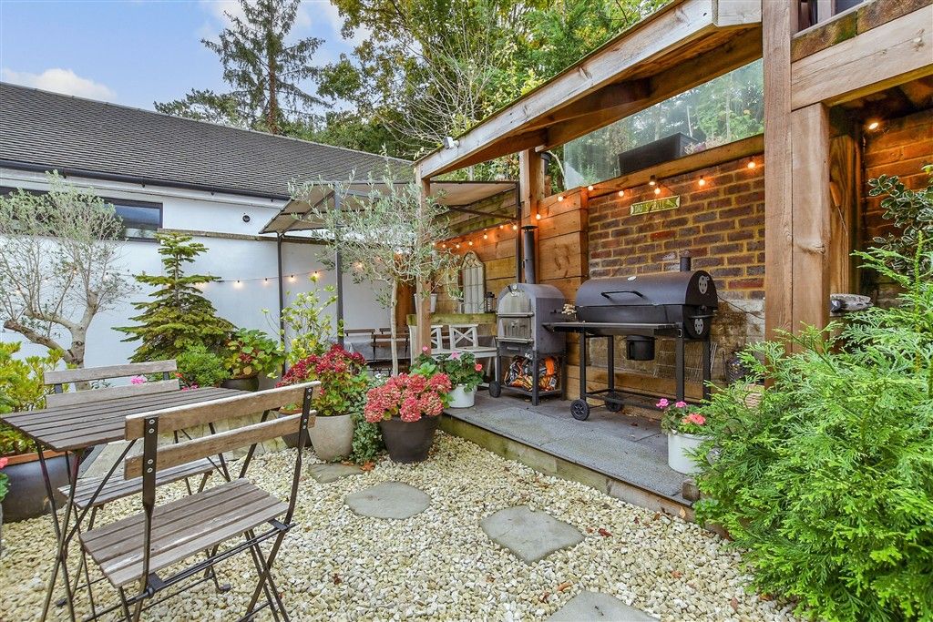 Property photo 1 of 21 Front Garden