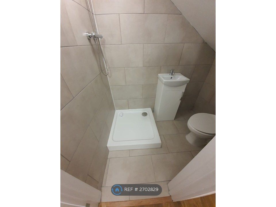 Property photo 3 of 31 Room 6 - Ensuite Bathroom Loft