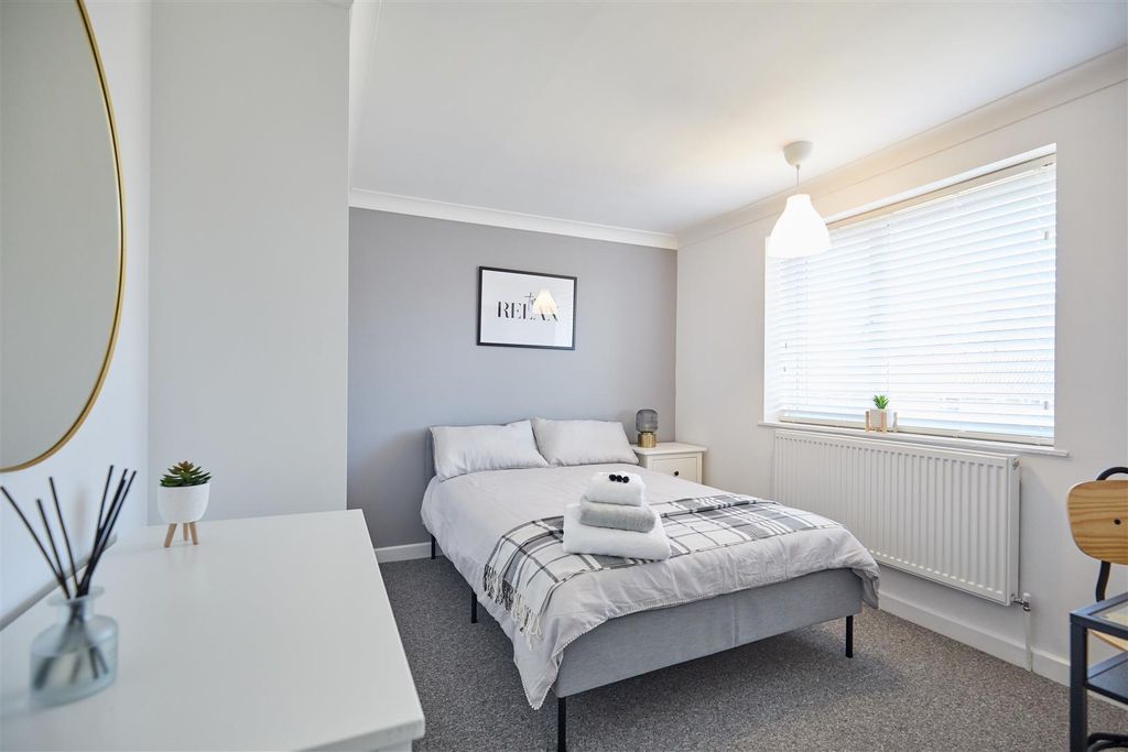 Property photo 3 of 13 Naismith Road 8.Jpg