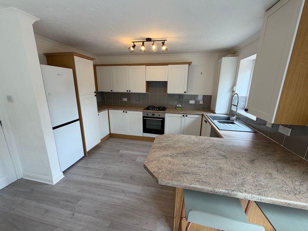 Property photo 3 of 18 Kitchen