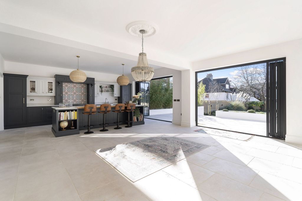 Property photo 3 of 43