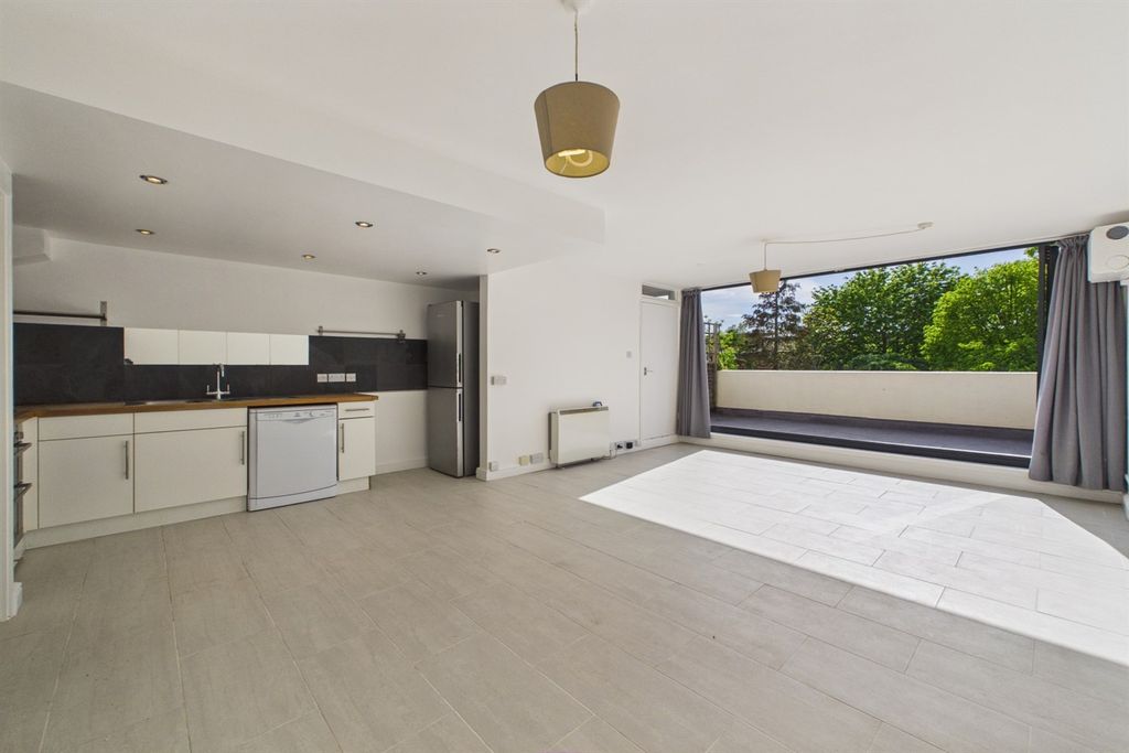 Property photo 1 of 18 Living Room / Kitchen