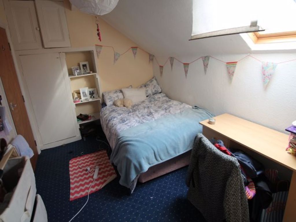 Property photo 2 of 28 Cozy Single Bedroom With A Neatly Made Bed, A Stud...