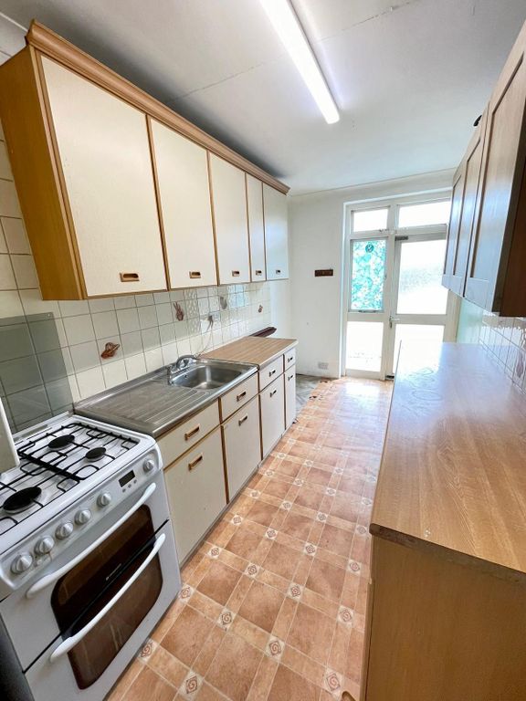 Property photo 1 of 22 Upper Class Estates Is Pleased To Present This Beautiful 4-Bedroom House For Rent Situated In The Heart Of Palmers Green (N13)