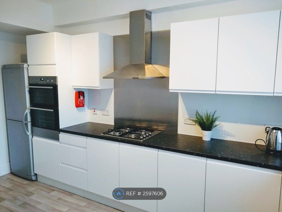 Property photo 3 of 8 Kitchen